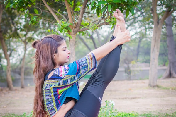Students moving through a standing power yoga sequence for weight management in Jaipur